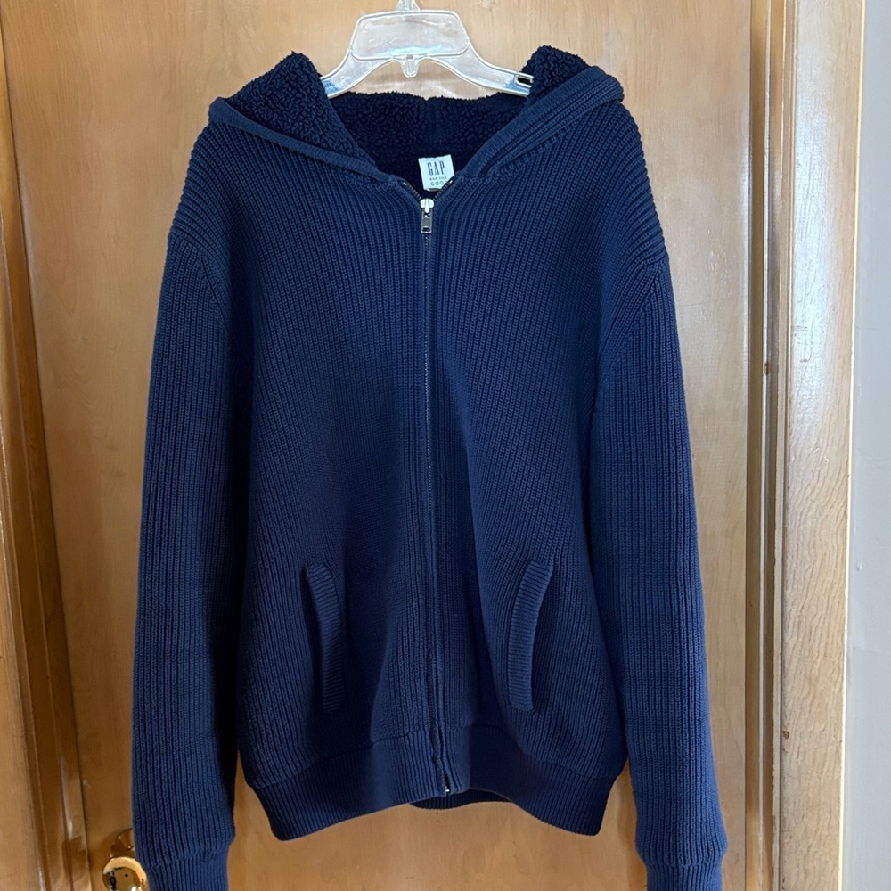 Men’s GAP zip up hooded Sherpa lined sweater. Great condition. Large.